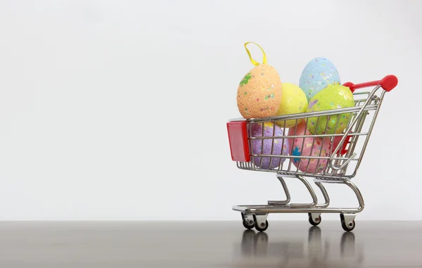 Shopping basket with Easter eggs — Stock Photo, Image