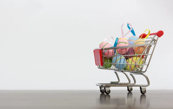 Shopping basket with Easter eggs — Stock Photo, Image