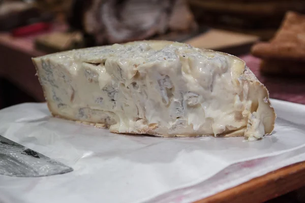 Gorgonzola es un queso maduro italiano original, hecho con leche de vaca —  Fotos de Stock