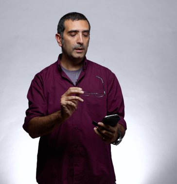 Mor tişörtlü adam