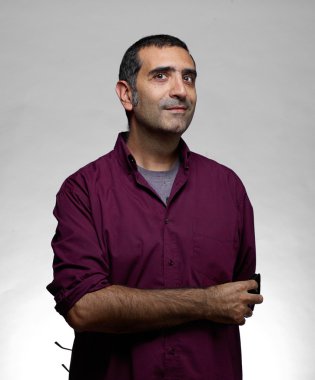 Mor tişörtlü adam