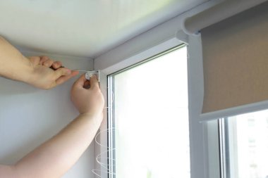 Çalışan adamı kapatın, eve tornavidayla plastik pencere kurun, tadilat.