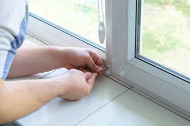 Evde tornavidayla çalışan adam kurulumu, çalışan plastik pencere, fotokopi alanı ile yenileme kavramı.