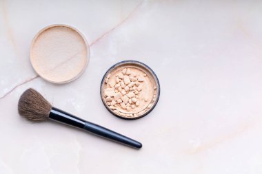 Yüz pudrası ve fırçası, dekoratif makyaj malzemeleri beyaz mermer arka planda izole edilmiş, Yelken Şampanyası Moda Rengi Ayarla.