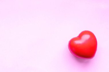 Sevgililer günü kırmızı kalbi pembe kağıt üzerinde. Kopya alanı olan tatil kartı