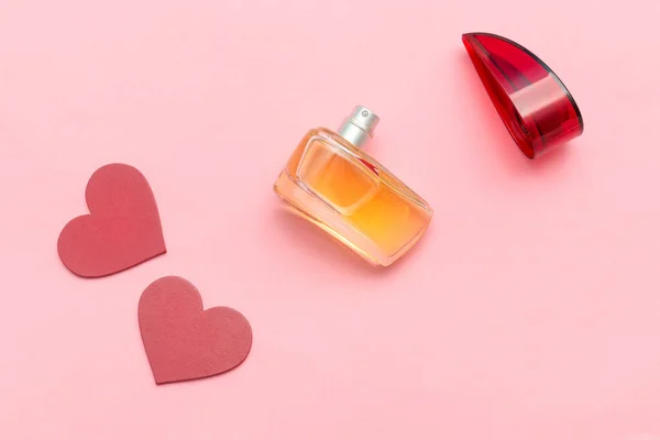 Parfum Fles Als Geschenk Rode Harten Een Roze Achtergrond Valentijnsdag — Stockfoto