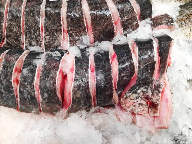 Buzdolabındaki buzda taze çiğ balık dilimleri. Balık dükkanının vitrini.