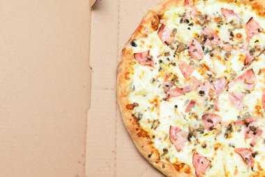 Pastırma, peynir, soğan ve mozzarella ile servis kutusundaki sıcak ve taze pizzayı kapat..