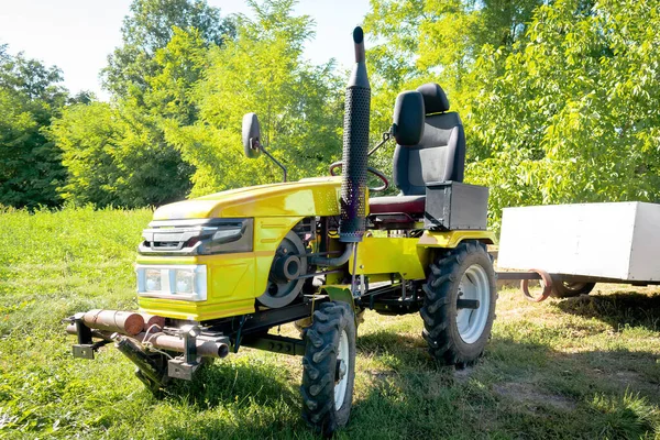 Kis Mini Sárga Modern Traktor Pótkocsi Áll Gazdaság Mező Természet — Stock Fotó