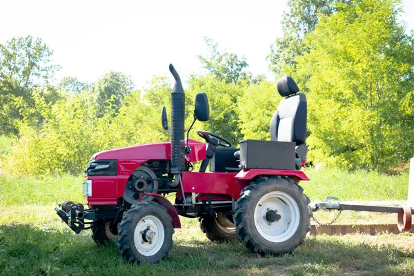 Liten Mini Röd Modern Traktor Står Gården Fält Natur Landskap — Stockfoto