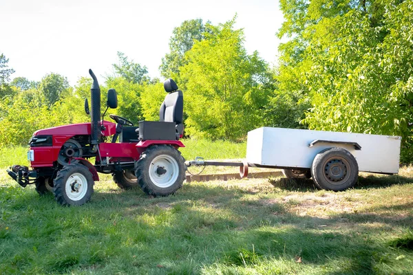 Kis Mini Piros Modern Traktor Pótkocsi Áll Gazdaság Mező Természet — Stock Fotó