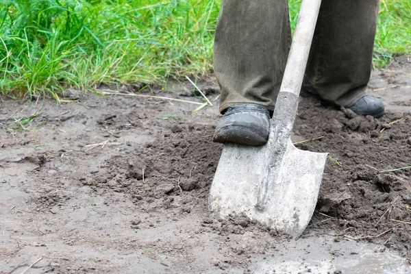 Petani Pekerja Kaki Manusia Menggali Tanah Tanah Dengan Sekop Sepatu — Stok Foto