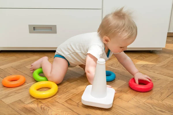 Bonito Bebê Caucasiano Adorável Menino Brincando Colorido Brinquedo Pirâmide Casa — Fotografia de Stock