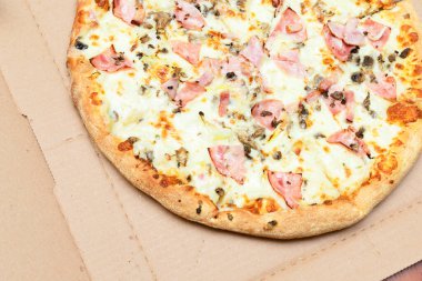 Pastırma, peynir, soğan ve mozzarella ile birlikte servis kutusunda pişmiş sıcak, lezzetli ve taze ev yapımı pizza Carbonara 'nın en üstteki manzarasını kapat..