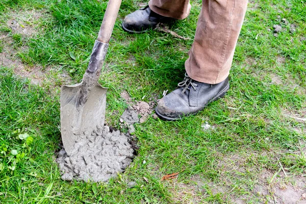 Munkás Építő Ember Öntsük Cement Oldat Törmelék Hígtrágya Beton Habarcs — Stock Fotó