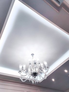 Modern parlak tavan lambası, güzel kristal avize yeni bir evde.