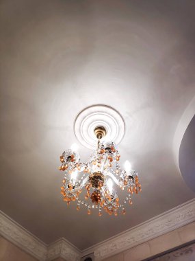 Modern parlak tavan lambası, güzel kristal avize yeni bir evde.