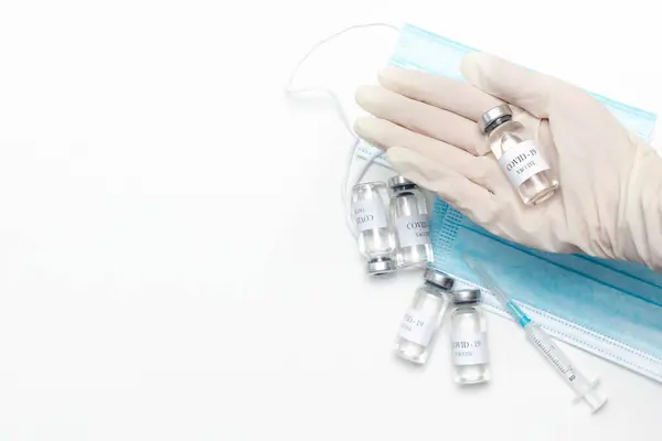 Frau Der Hand Eine Medizinische Handschuhflasche Mit Coronavirus Impfstoff Flach — Stockfoto