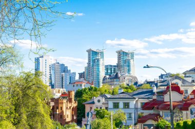 Yüksek modern kule binalarının çatıları, gökdelenlerin inşaatı, parlak renkli cepheler. Şehir merkezinin güzel hava manzarası. Metropolis Şehir Geliştirme.