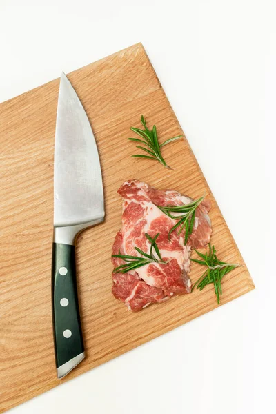 Nyers Friss Marhahús Steak Rozmaringgal Késsel Vágódeszkán Elszigetelt Fehér Háttér — Stock Fotó