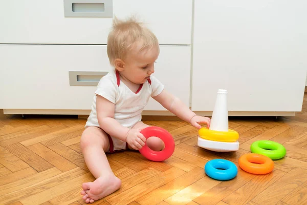 Evde Renkli Piramit Oyuncağı Oynayan Sevimli Beyaz Bebek Bir Çocuk — Stok fotoğraf