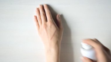 Kafkasyalı kadın tıbbi merhem pantenol, ilaç, yangın yanığı ve ilaç tedavisi uyguluyor..