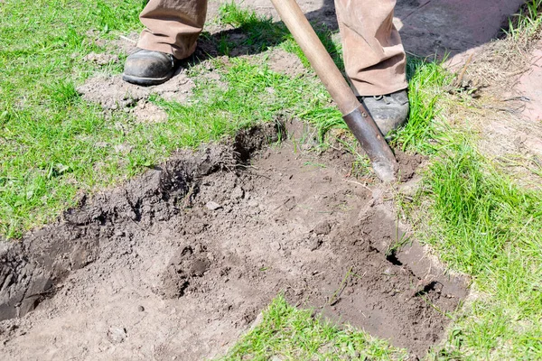 Kaki Pekerja Dekat Menggali Tanah Tanah Rincian Potongan Rumput Hijau — Stok Foto