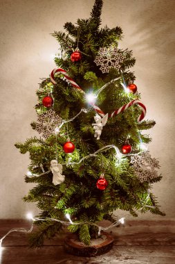 Noel ağacını toplar, kar taneleri, şeker kamışları, ışık çelenkleri, şenlikli dekorlarla süslemek. Xmas, yeni yıl süslemeleri. kış tatili konsepti.