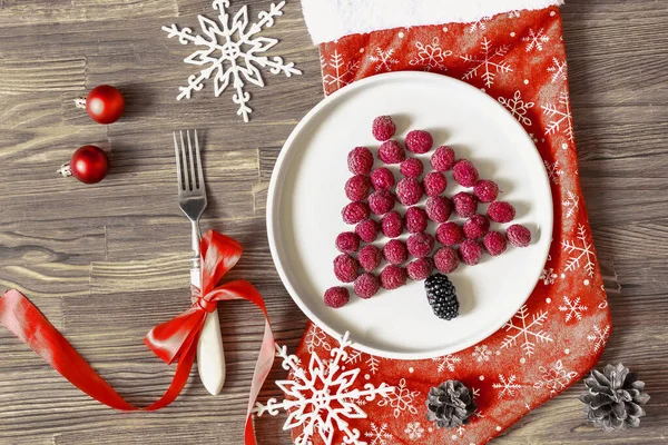 Lustige Weihnachtsbaum Geformt Süße Frische Himbeeren Auf Teller Auf Hölzernem — Stockfoto