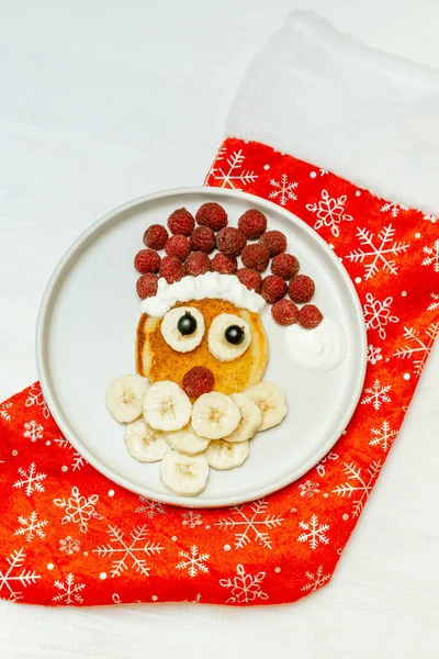Natal Santa Claus Berbentuk Pancake Dengan Manis Segar Raspberry Dan — Stok Foto