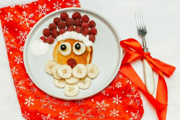 Weihnachtsmann Pfannkuchen Mit Süßen Frischen Himbeeren Und Banane Auf Teller — Stockfoto