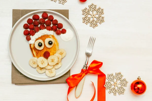 Navidad Santa Claus Forma Panqueque Con Bayas Frambuesa Dulce Plátano — Foto de Stock