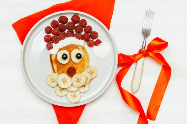 Crêpe Noël Forme Père Noël Avec Framboise Fraîche Douce Banane — Photo