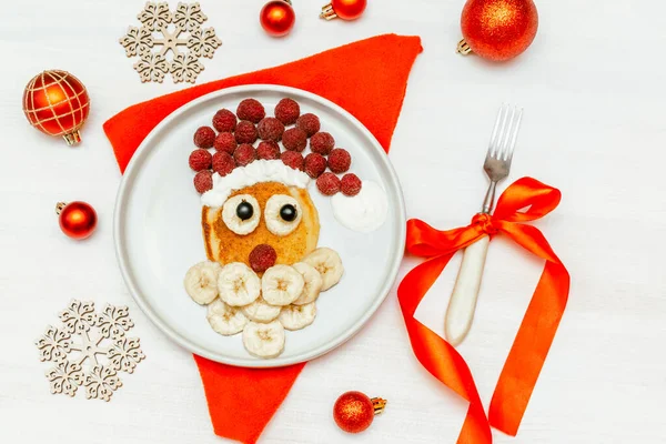 Weihnachtsmann Pfannkuchen Mit Süßen Frischen Himbeeren Und Banane Auf Teller — Stockfoto