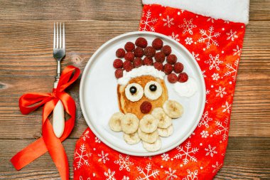 Noel Baba, çocukların kahvaltısı için taze ahududu ve muzlu krep hazırladı. Yılbaşı süslemeleri olan xmas yemekleri kapanıyor..