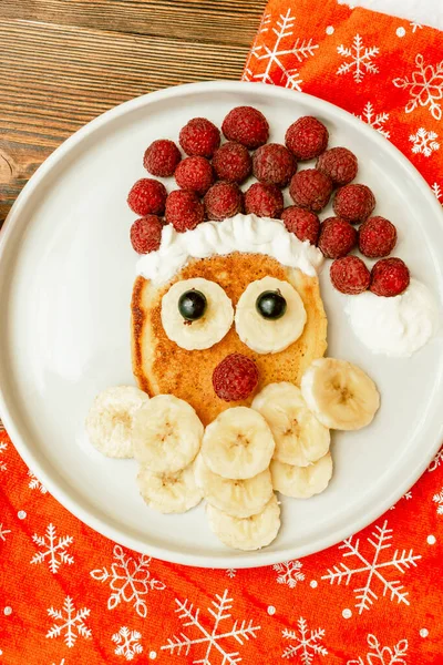 Natal Santa Claus Berbentuk Pancake Dengan Manis Segar Raspberry Dan — Stok Foto