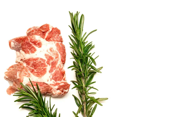 Carne fresca de vaca crua bife com alecrim isolado no fundo branco, espaço de cópia, cozinhar alimentos em casa, vista superior — Fotografia de Stock