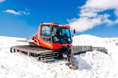 Kar temizleme makinesi, kar temizleme makinesi kayak pisti, piste, dağ kayak merkezindeki tepeye hazırlanan kamyon. Ağır makineler, çekici dağ ekipmanları....