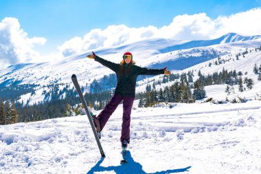 Kadınlar, kar maskeli kız, kar maskeli kız, kar tepelerinde kayak yapan gözlük, yüksek Karpat dağlarında kış alp kayak merkezinde tatil, doğa manzarası, Ukrayna, Avrupa.