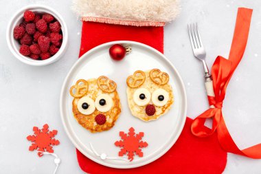 Noel geyikleri çocuklar için ahududu peyniriyle gözlemeyle yüzleşir. Çocuklar için kahvaltı..