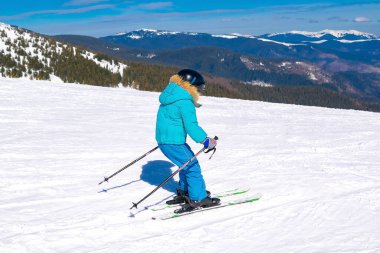 Aktif çocuk yokuş aşağı gidiyor, dağlarda kayak öğreniyor, kış tatili yapıyor. Küçük çocuk ekstrem spor aktivitelerinin, aile lüks tatillerinin tadını çıkarıyor.