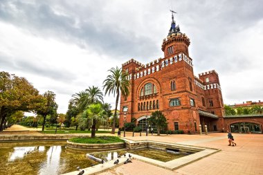 Üç Dragons (Castell dels Tres Drago kale görünümü