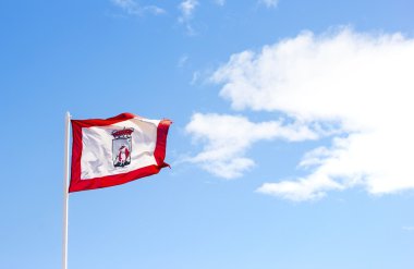 Gijon (Asturias) mavi gökyüzü üzerinde bayrağı