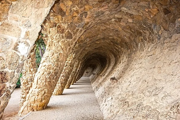 Colunas de pedra em Park Guell, projetado por Gaudi, em Barcelona, Ca — Fotografia de Stock