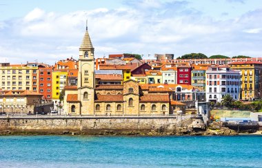 San Pedro kilise ve San Lorenzo beach, Gijon, Asturias, İspanya 