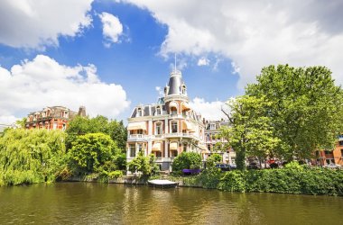 Güzel konak bir kanal Amsterdam, Hollanda 