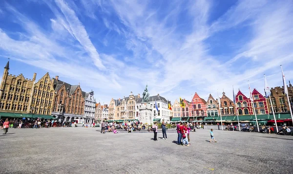 Brugge, Belçika - 14 Temmuz 2014: Grote markt Belfort va ile — Stok fotoğraf