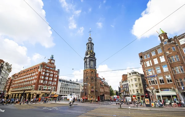 Amsterdam, Hollanda - 16 Temmuz: Munttoren Kulesi ile unidentif — Stok fotoğraf