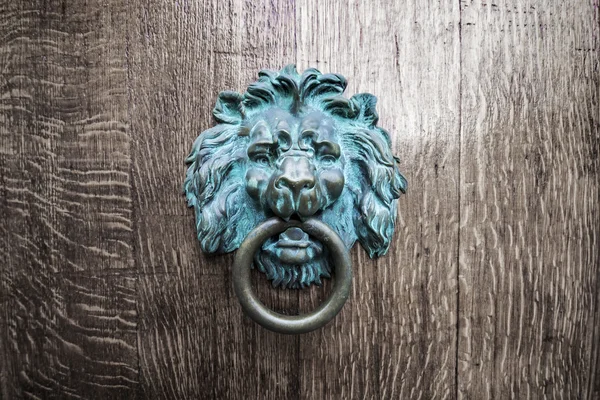 Doorknocker z głową lwa — Zdjęcie stockowe