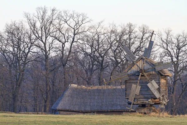 Oude molen van eikenbos — Stockfoto